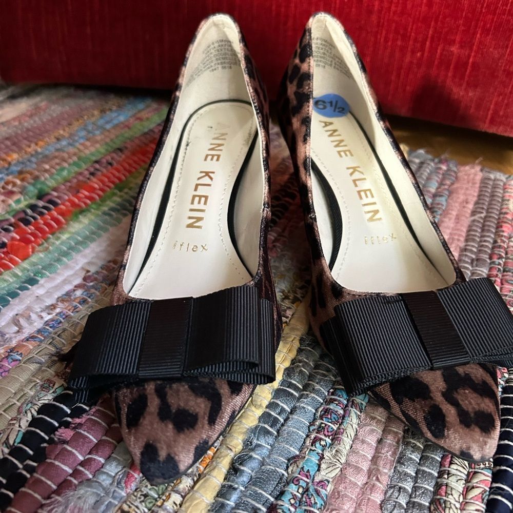 Anne Klein Animal Print Heels with Black Accent Size 6.5